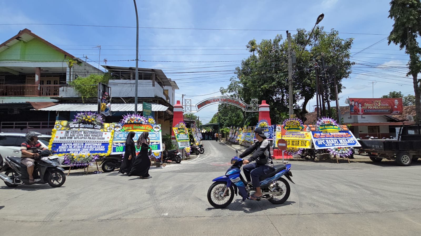 Karangan bunga memenuhi sekitar rumah Ketua DPRD Sragen Suparno sebagai ungkapan bela sungkawa meninggalnya sang istri. (Ahmad Khairudin/Radar Solo)