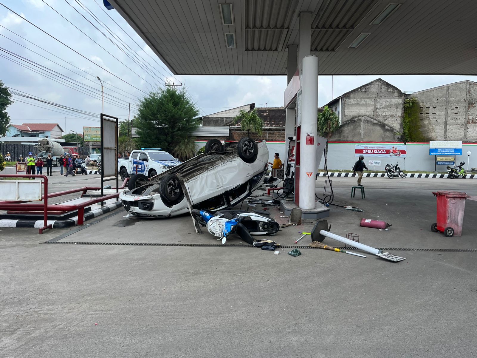 Kondisi mobil yang kecelakaan di SPBU Bener, Kecamatan Ngrampal, Kabupaten Sragen pada Senin (2/3/2026) siang. (Ahmad Khairudin/Radar Solo)