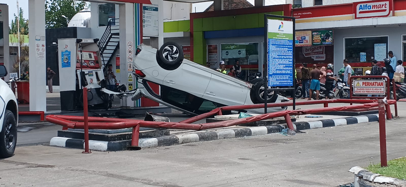 Kondisi mobil yang kecelakaan di SPBU Bener, Jalan Raya Sragen-Ngawi, Kecamatan Ngrampal, Sragen, Senin (2/3/2026) siang. (Ahmad Khairudin/Radar Solo)