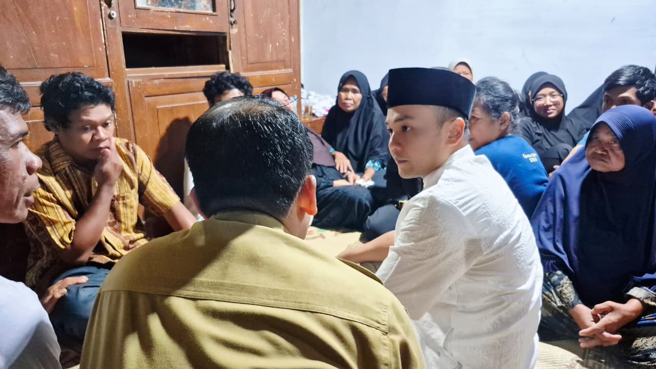 Wali Kota Solo Respati Ardi melayat ke rumah korban PLTSa Putri Cempo di Gondangrejo, Karanganyar, Senin (3/2). (Humas Pemkot Solo)