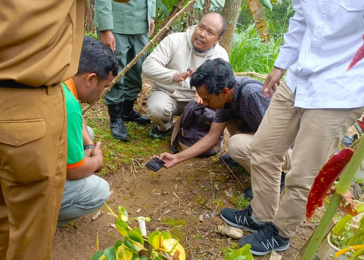 Tim gabungan mengecek jejak macan tutul di Desa Sepanjang, Kecamatan Tawangmangu, Karanganyar, Senin (2/3/2026). (Rudi Hartono/Radar Solo)
