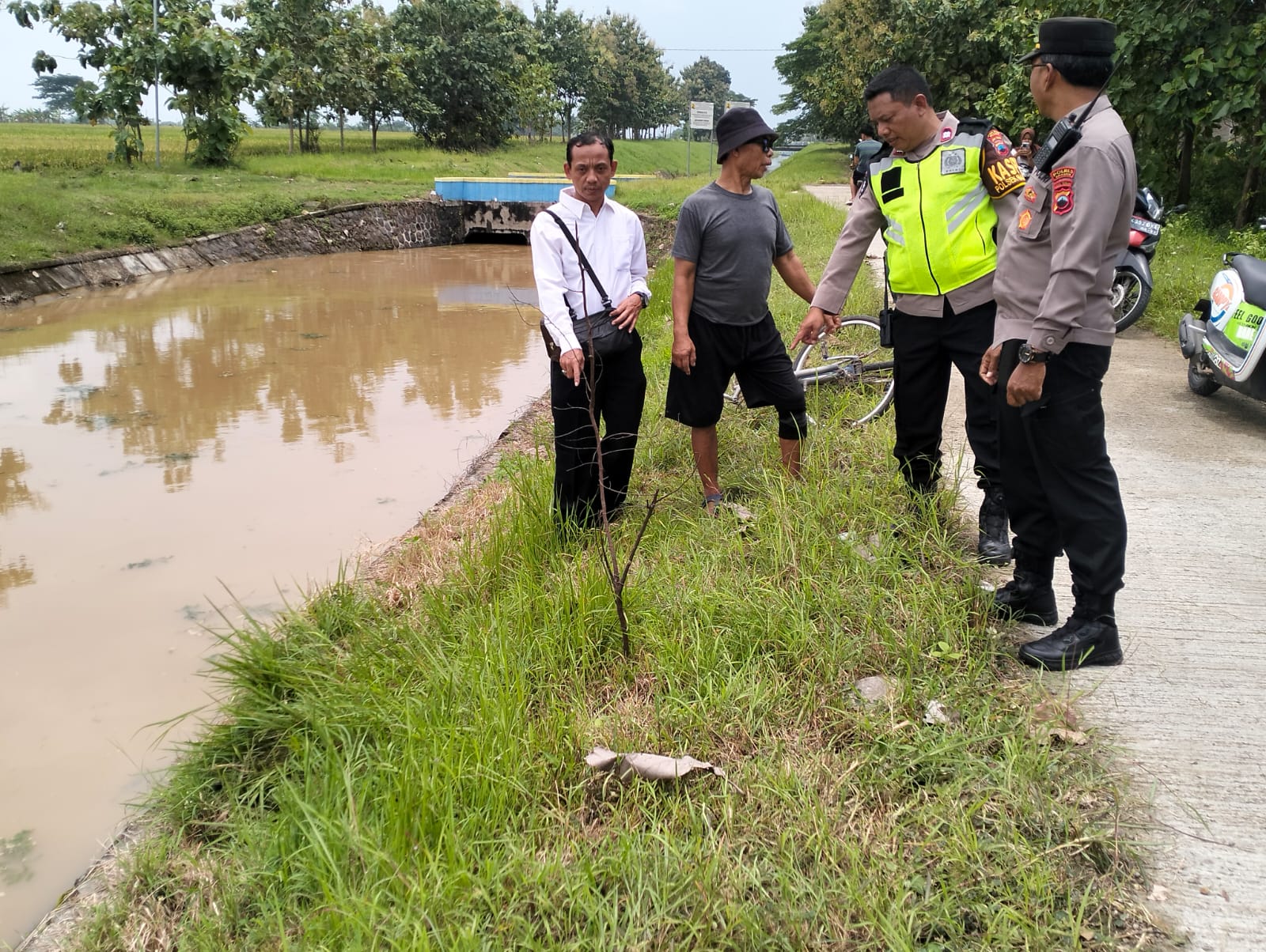 Polsek Masaran, Sragen olah TKP lansia meninggal karena tenggelam di Kali Anyar, Senin (2/3/2026). (Ahmad Khairudin/Radar Solo)
