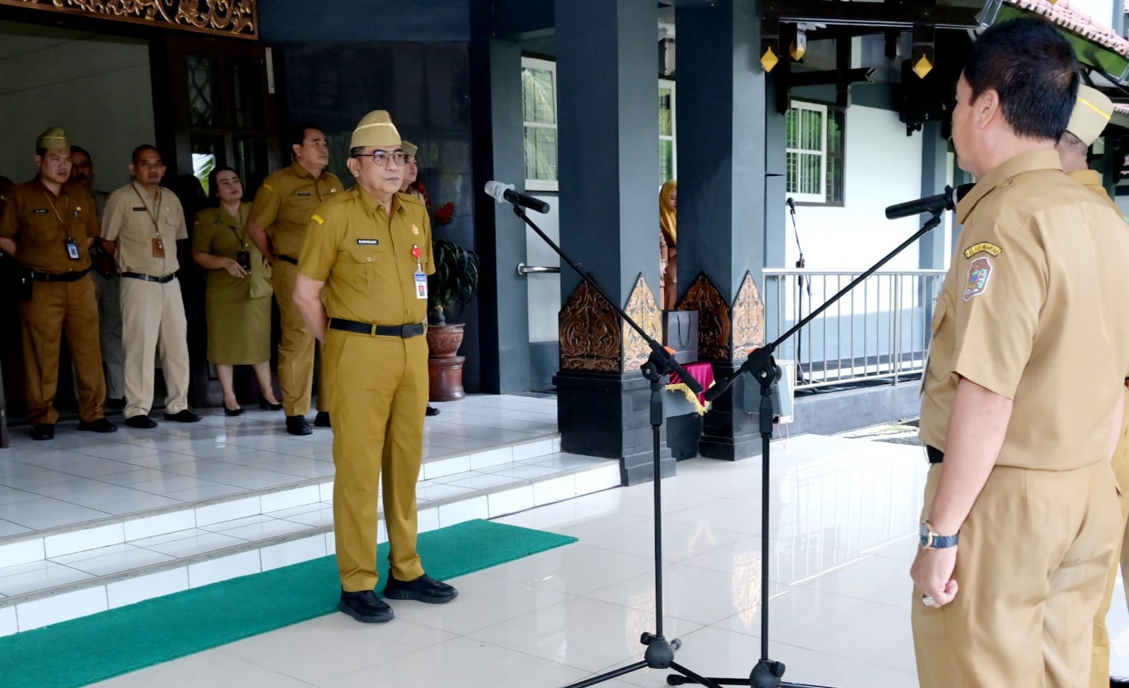 Sekretaris Daerah (Sekda) Kabupaten Karanganyar Kurniadi Maulato saat memimpin apel ASN Pemkab Karanganyar. (Rudi Hartono/Radar Solo)