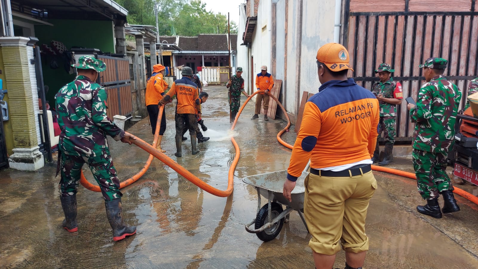 Penanganan dampak banjir di wilayah Kecamatan Wonogiri Kota oleh personel gabungan belum lama ini.