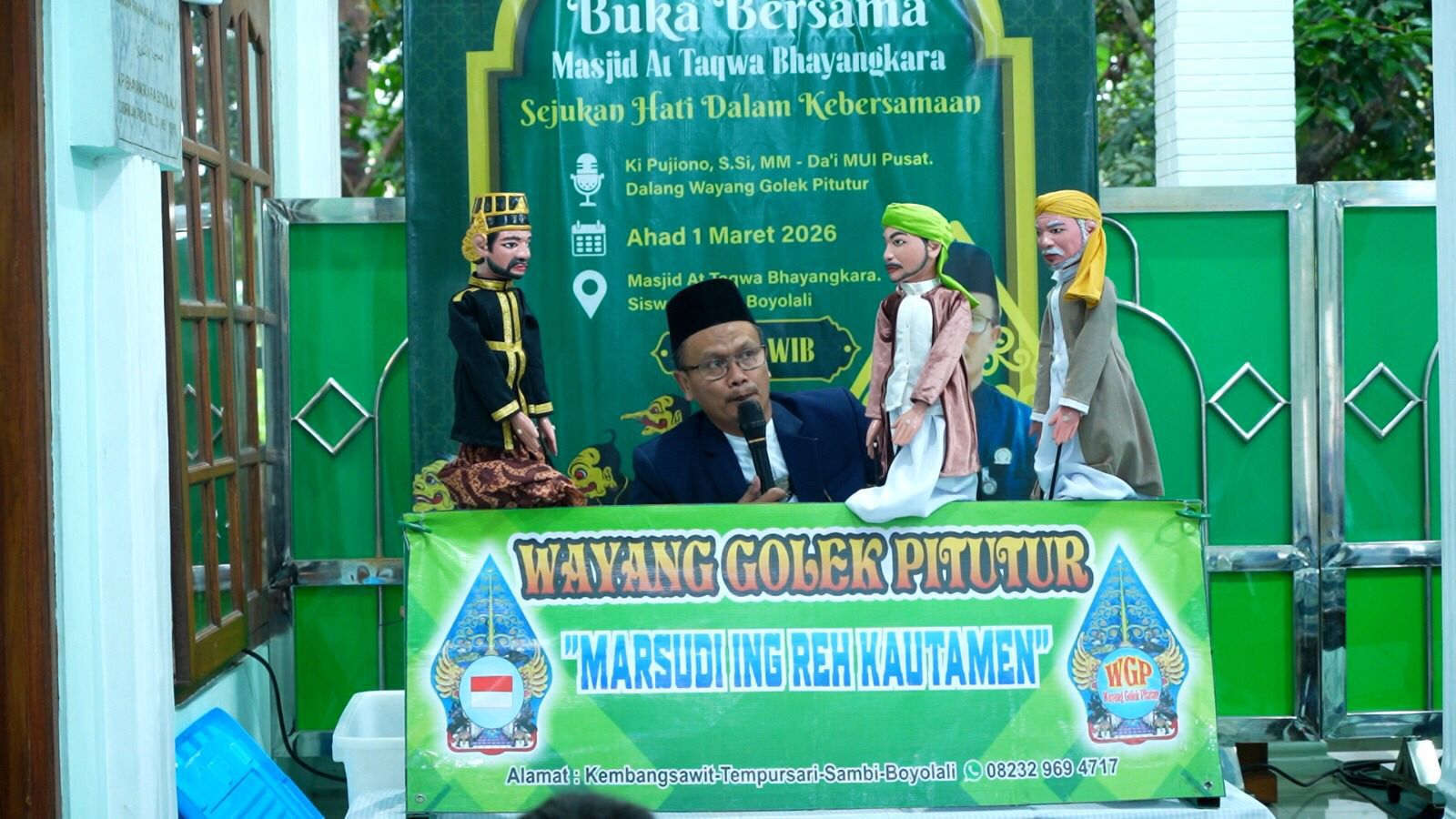 Pengurus Masjid At-Taqwa Perumahan Bhayangkara, Kelurahan Siswodipuran, Boyolali menggelar kegiatan takjilan sembari menampilkan pentas seni wayang golek, Minggu (1/3/2026) sore.