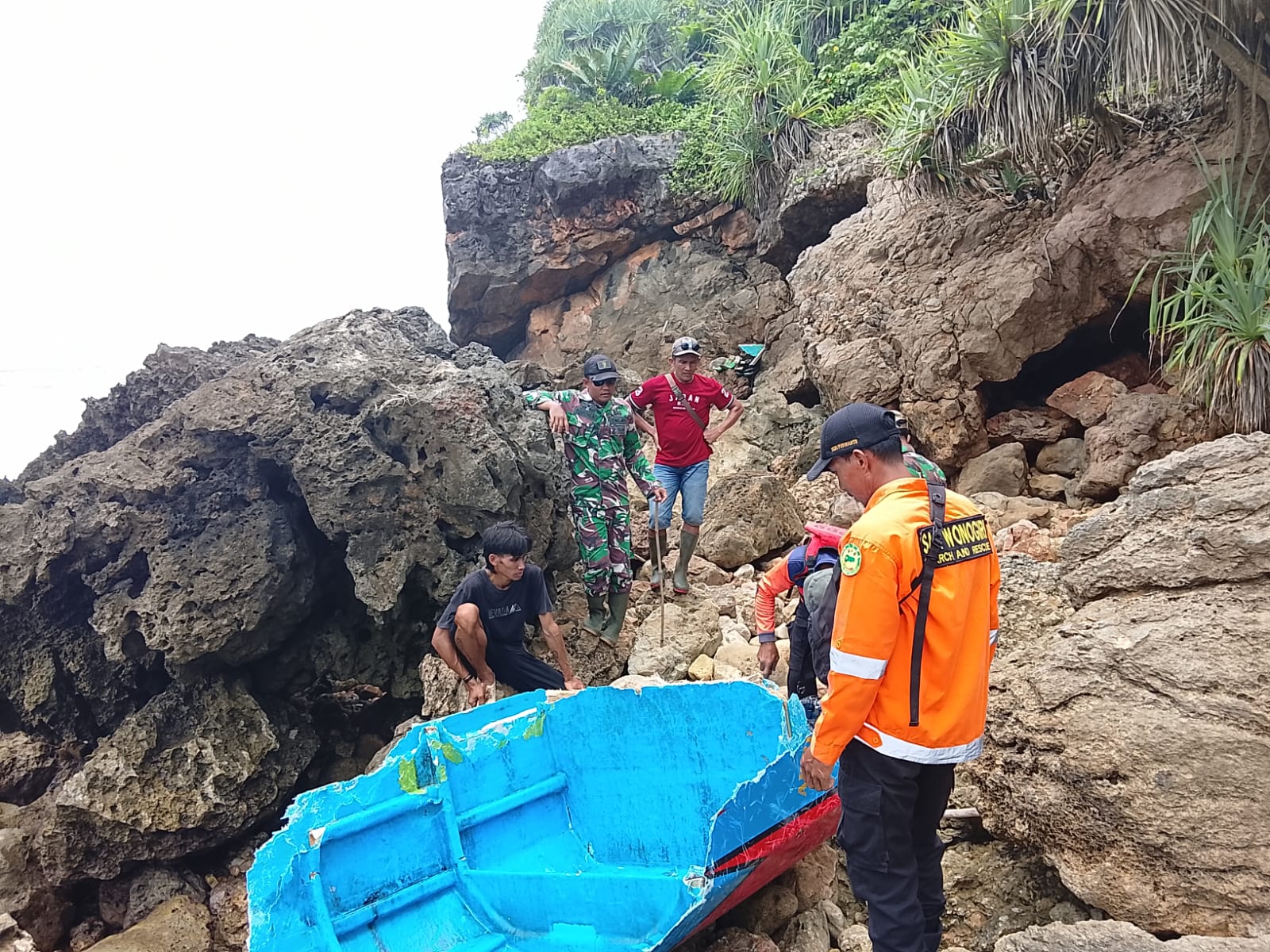 Perahu Jumali yang telah hancur  di wilayah pantai Kecamatan Paranggupito, Wonogiri.