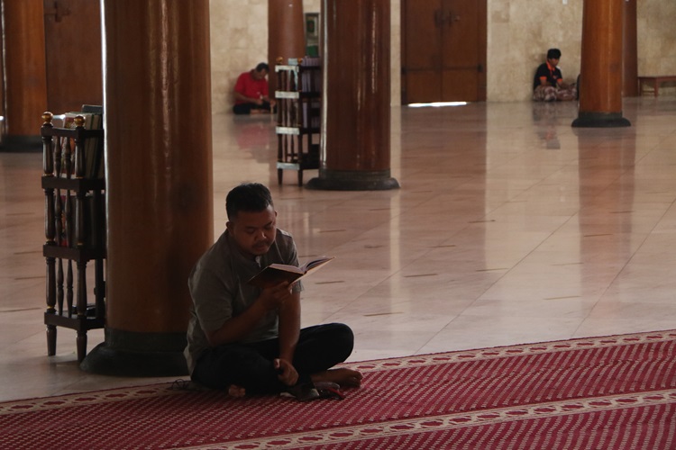 Jamaah membaca ayat suci Alquran saat iktikaf di dalam Masjid Agung Surakarta, Rabu (3/3).
