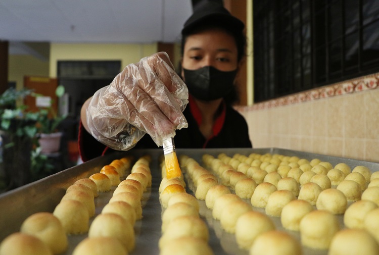 Siswa salah satu SMK di Kota Solo produksi kue kering untuk sajian pada perayaan Lebaran, Selasa (2/3).