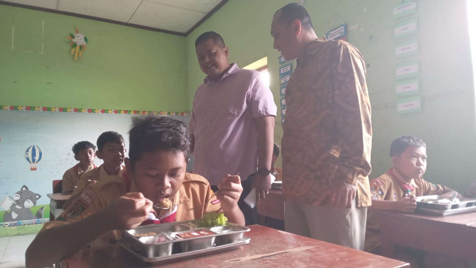 Kepala Disdikbud Sukoharjo Havid Danang Purnomo Widodo cek MBG di sekolah.