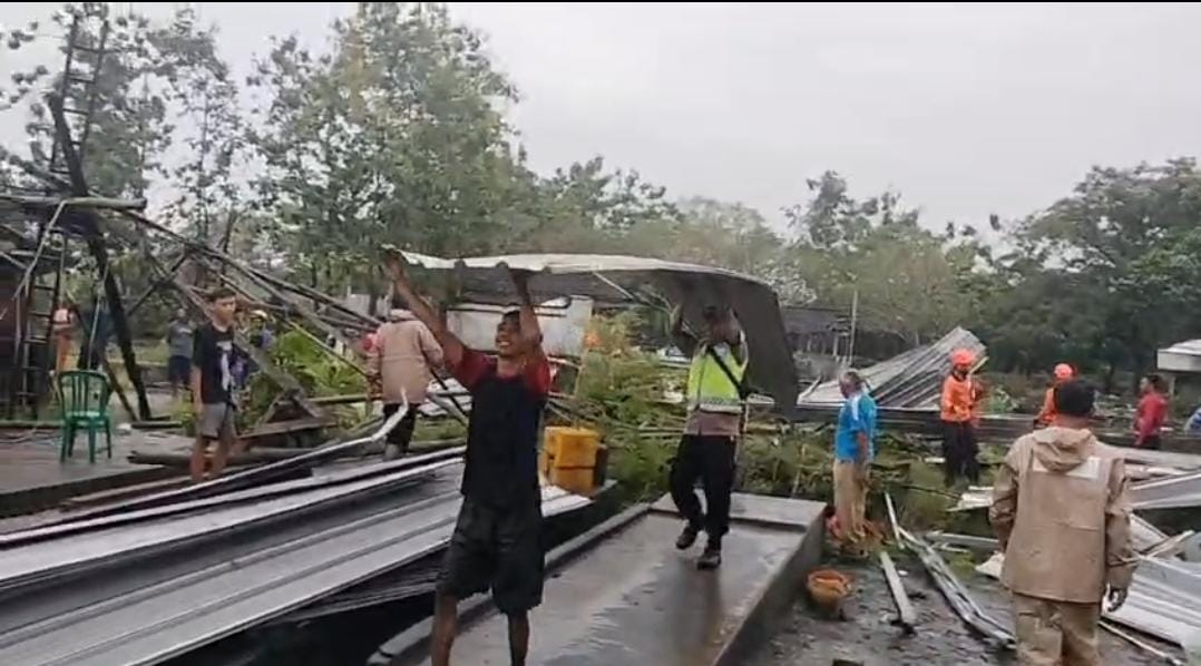 Dampak angin puting beliung di Kecamatan Sukodono, Sragen, Senin (3/2/2026) siang. (Ahmad Khairudin/Radar Solo) 
