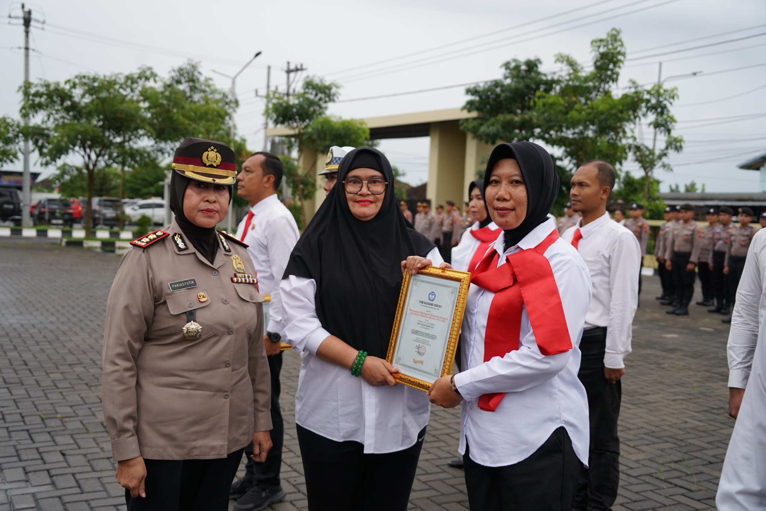 Penyerahan penghargaan dari TRC PPA kepada Polres Sukoharjo dalam apel di Lapangan Presisi, Senin (2/3) petang.