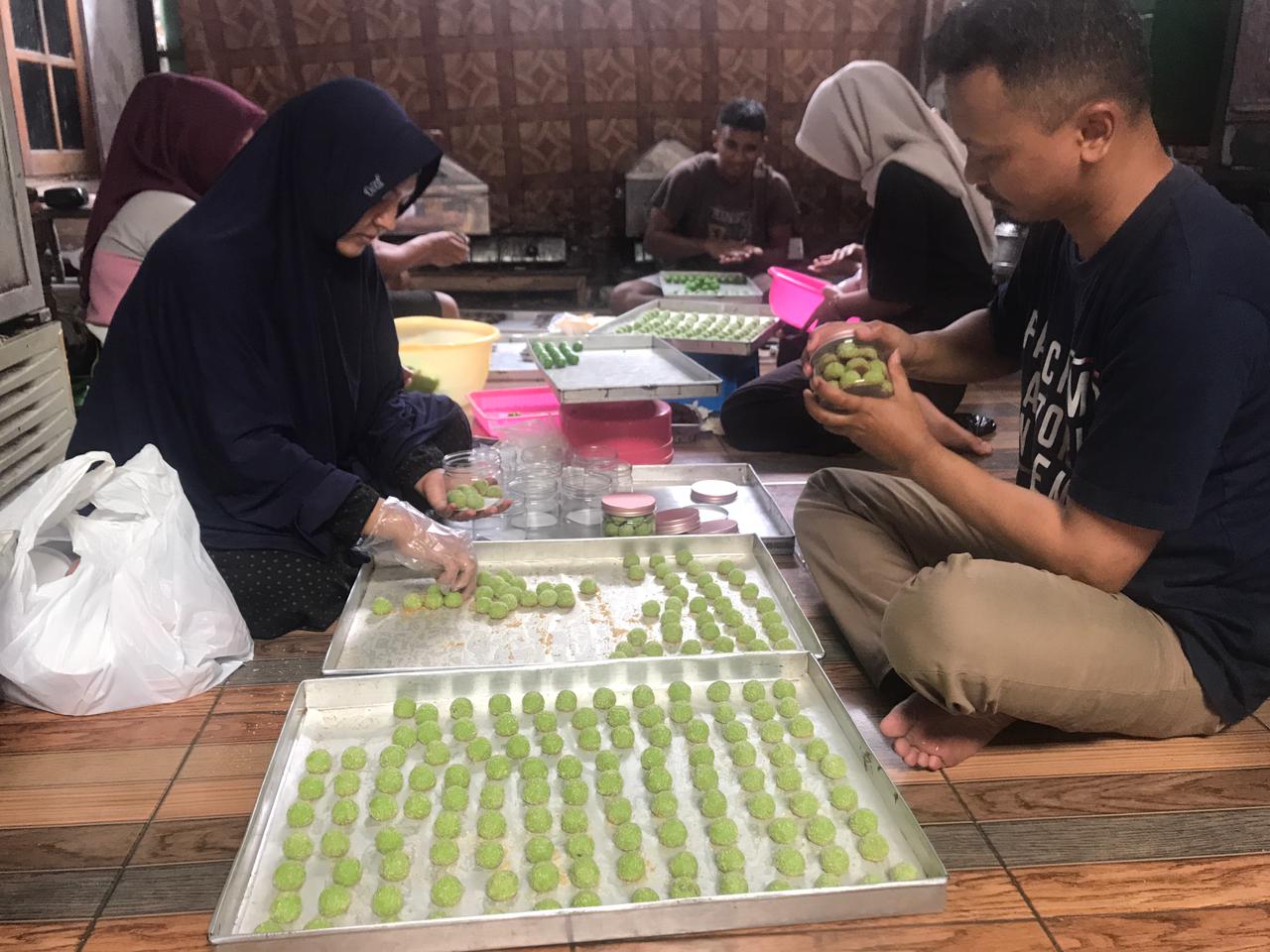 UMKM kue di Desa Gagaksipat, Kecamatan Ngemplak, Boyolali  kebanjiran pesanan menjelang Hari Raya Idul Fitri.