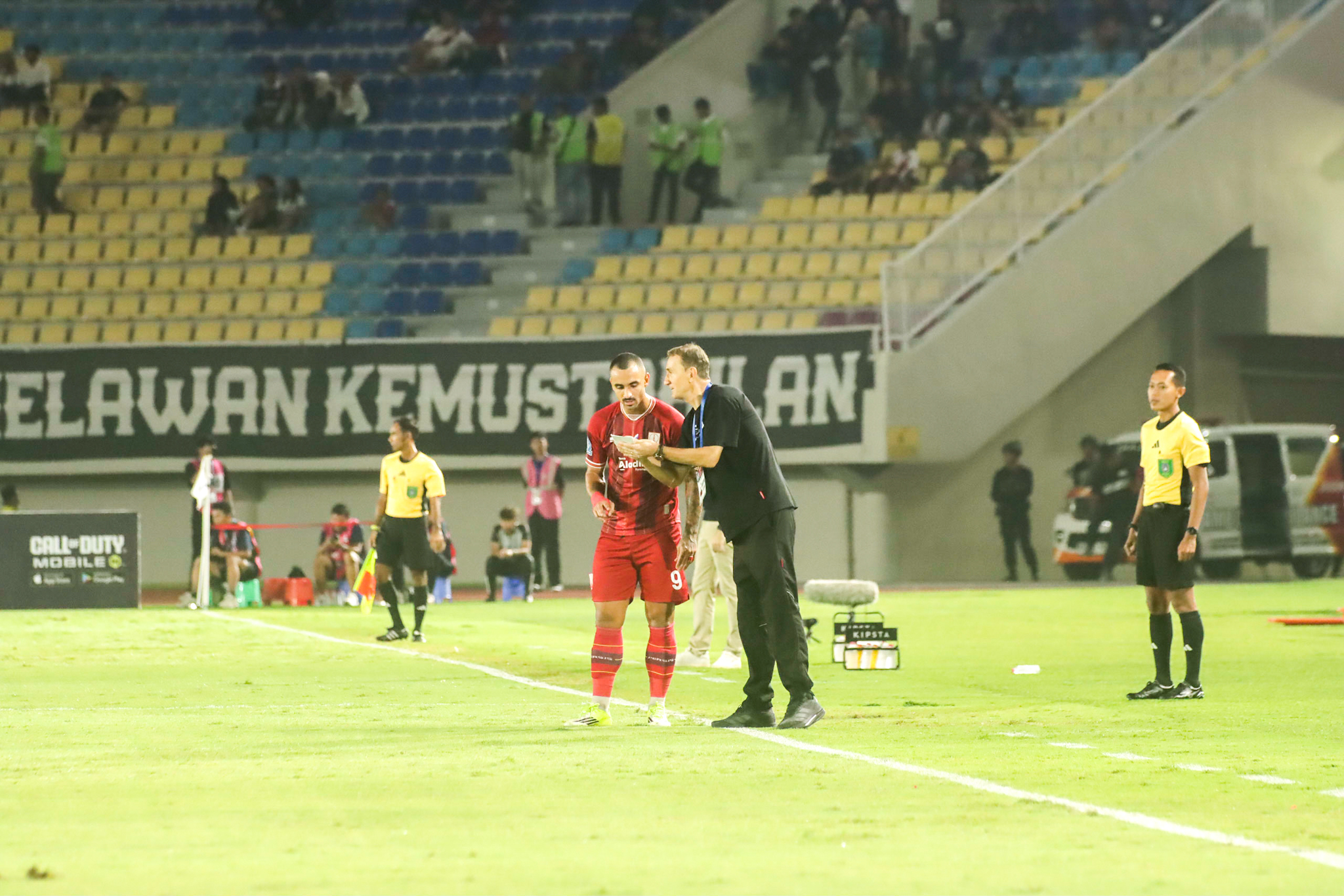 Pelatih Persis Solo Milomir Seslija memberikan instruksi ke pemainnya saat melawan Persik Kediri di Stadion Manahan (1/3/2026). 