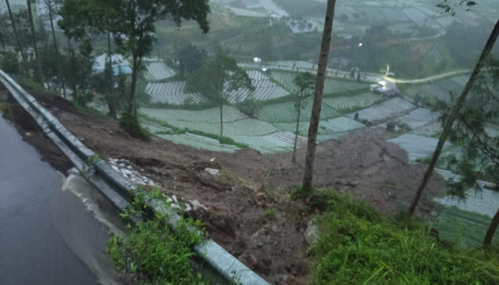 Longsor melanda wilayah menuju Candi Cetho Karanganyar dan menimbun lahan pertanian warga Dusun Ceto, Desa Gumeng, Kecamatan Jenawi, Selasa (3/3/2026).