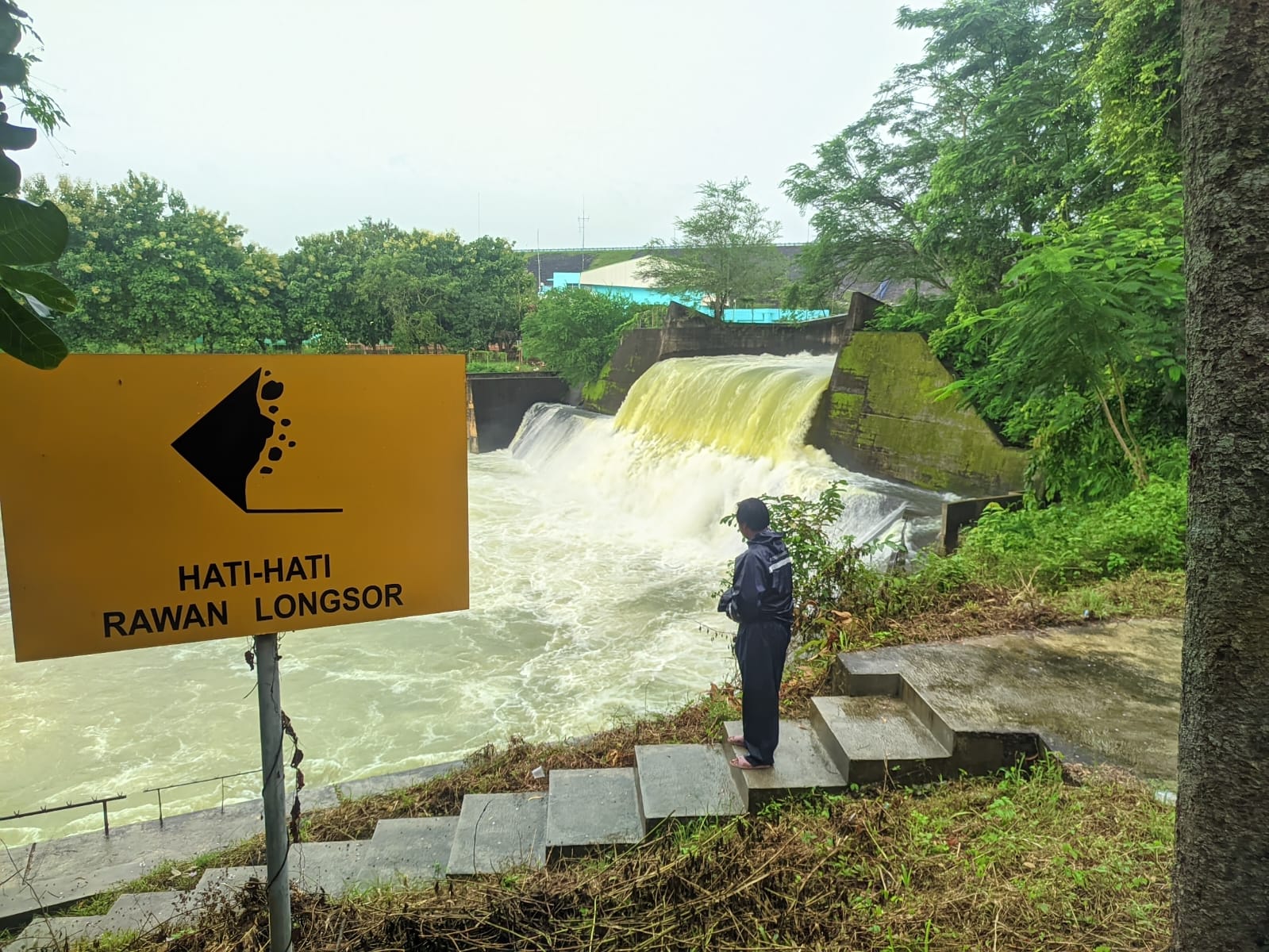 Pengelola WGM membuka pintu air (spillway) bendungan pada Selasa (3/3/2026) siang sebagai langkah antisipatif dan mitigasi risiko bencana.