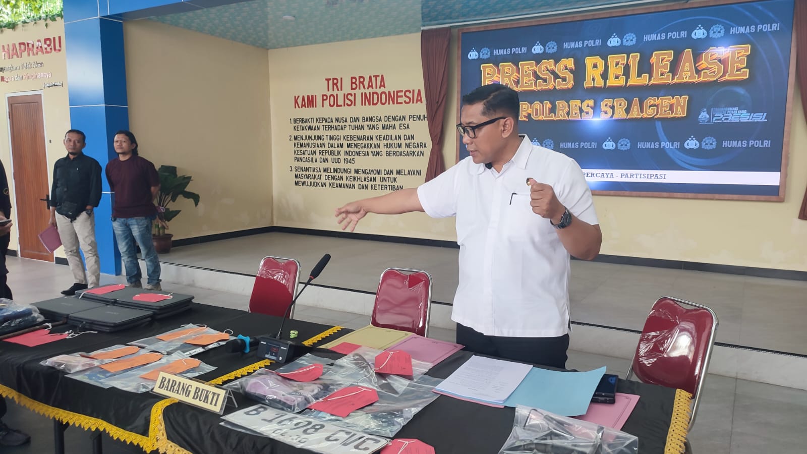 Barang bukti kasus kekerasan ayah terhadap anak kandungnya di Kecamatan Gesi, Sragen ditunjukkan Polres Sragen. (Ahmad Khairudin/Radar Solo)