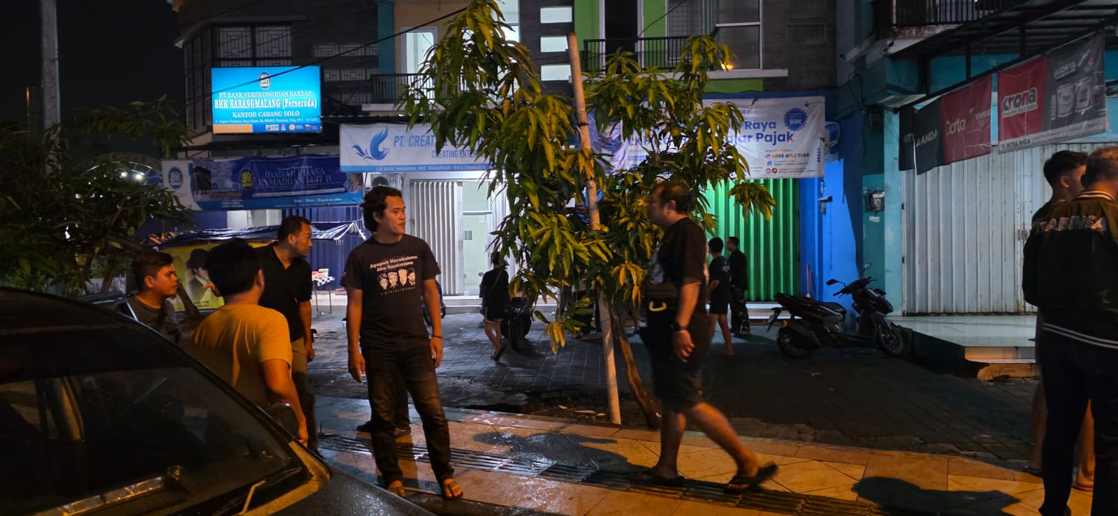 Warga berkerumun di sekitar TKP di Nusukan, Solo. (Humas Polresta Solo)
