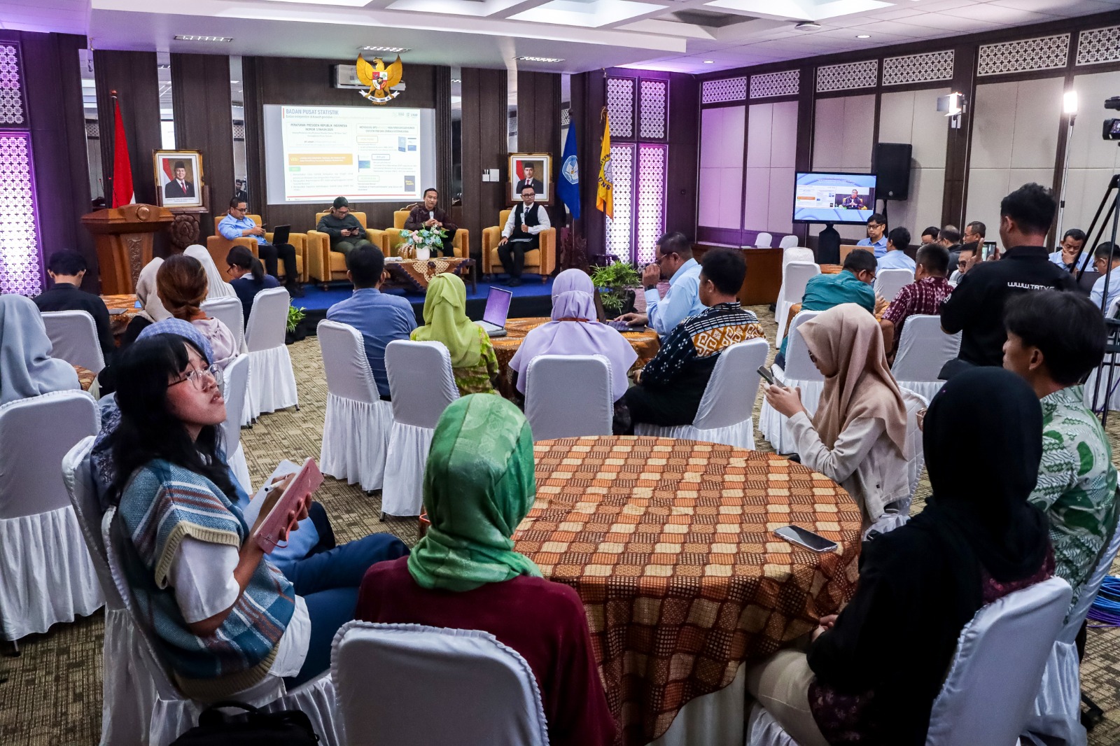 PEMAPARAN MATERI: Focus Group Discussion (FGD) Outlook Satu Tahun Pemerintah Provinsi Jawa Tengah di Universitas Sebelas Maret Surakarta (UNS), Selasa (3/3).