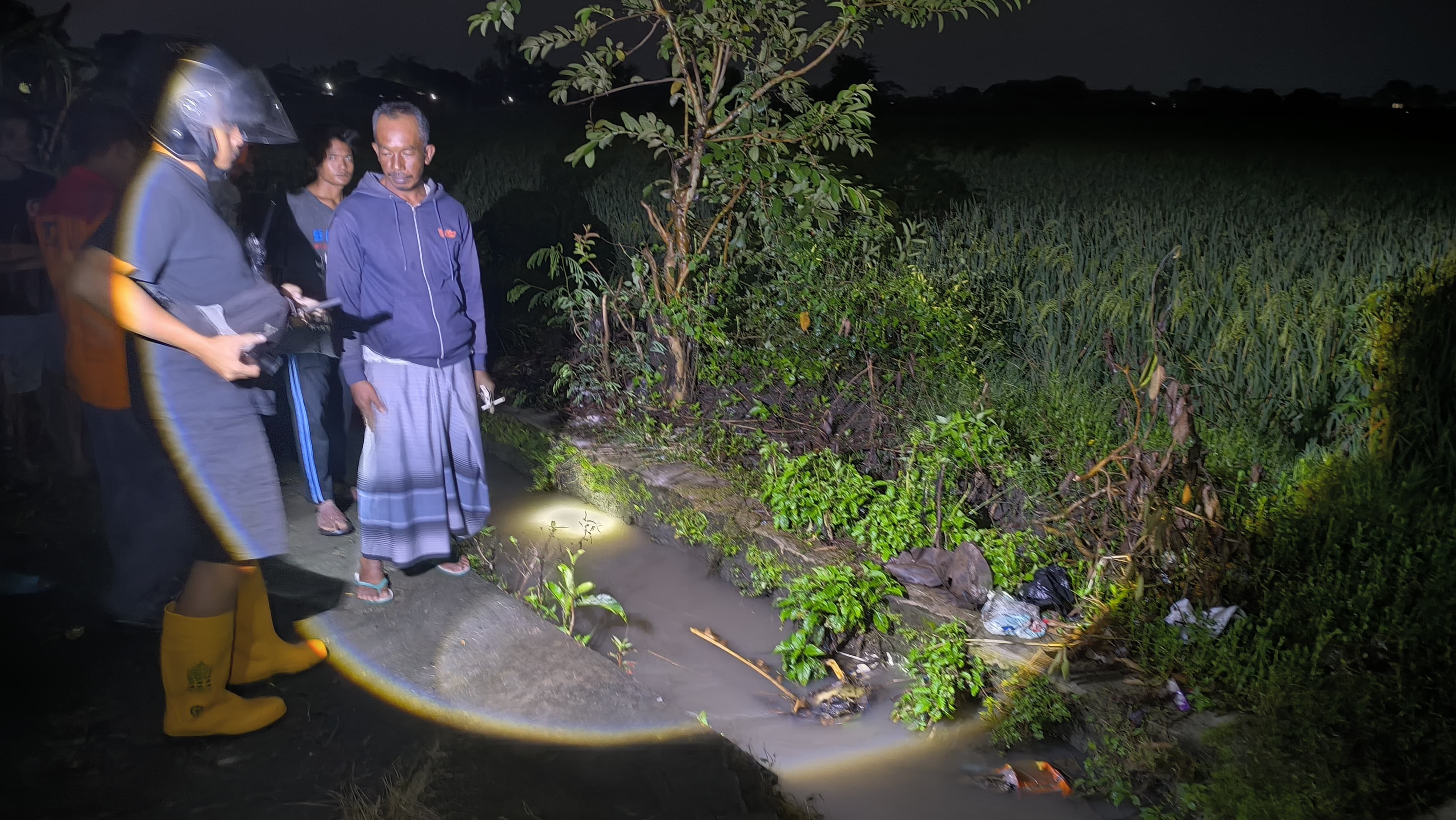 Warga menyisir saluran irigasi di Desa Bentangan, Kecamatan Wonosari, Klaten untuk mencari balita yang hanyut.