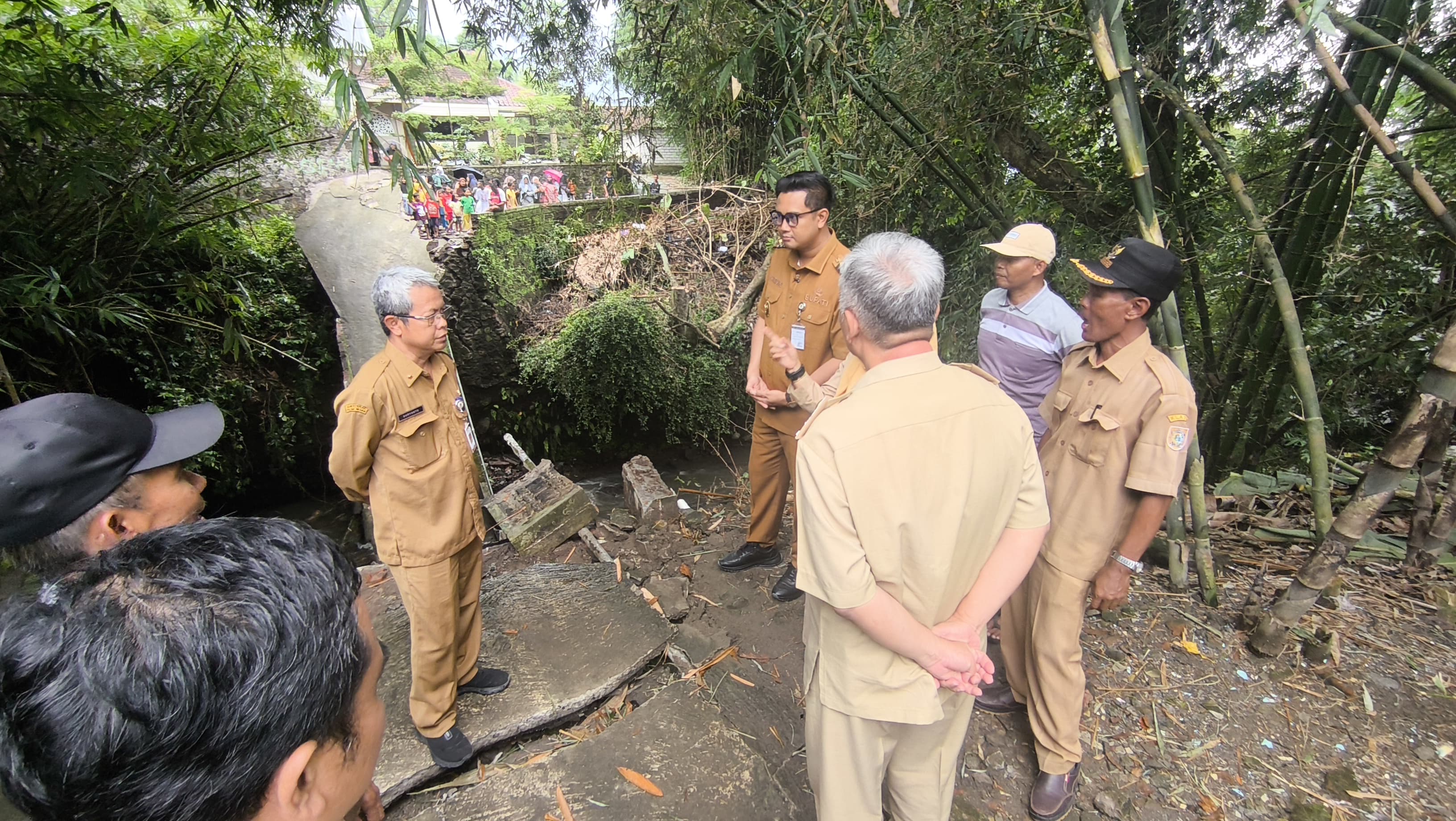 Bupati Hamenang cek kondisi jembatan penghubung antardusun di Desa Gumul, Kecamatan Karangnongko, yang ambrol.