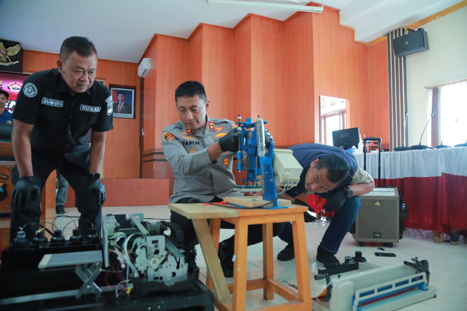 Kapolres Klaten AKBP M Faruk Rozi tunjukkan barang bukti alat pembuat uang palsu yang berhasil disita. 