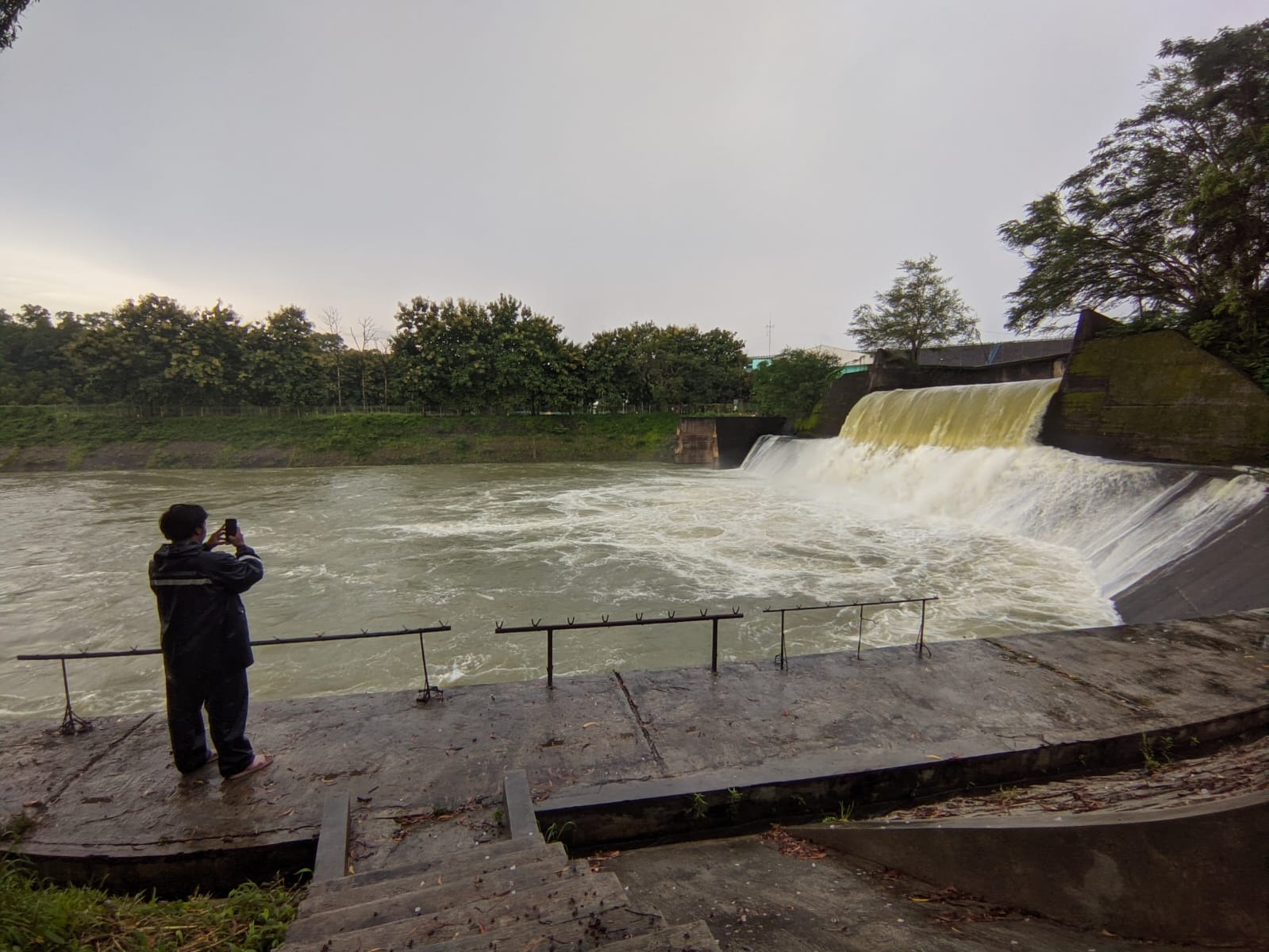 Pintu air atau spillway WGM di Kabupaten Wonogiri resmi dibuka, Selasa (3/3/2026) siang.