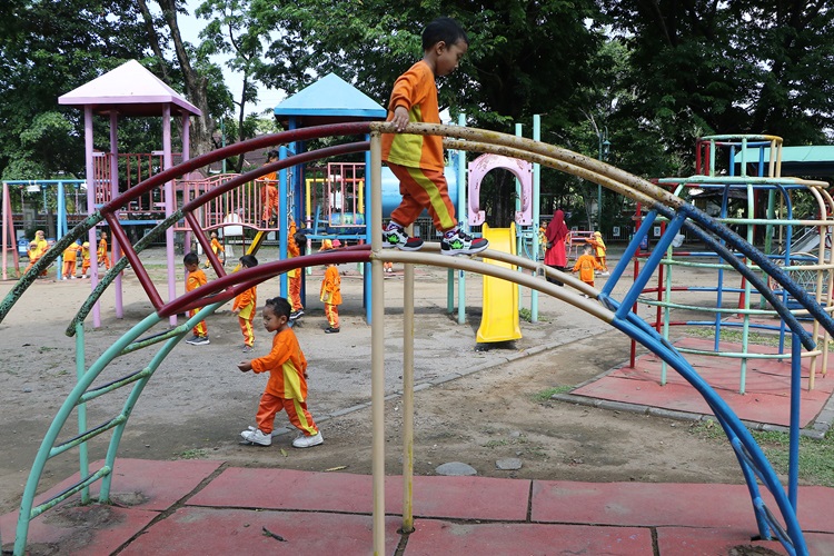 Ilustrasi siswa PAUD di Solo bermain di Taman Monjari. Ribuan murid PAUD swasta akan terima bantuan SPP Rp 150 ribu per bulan.