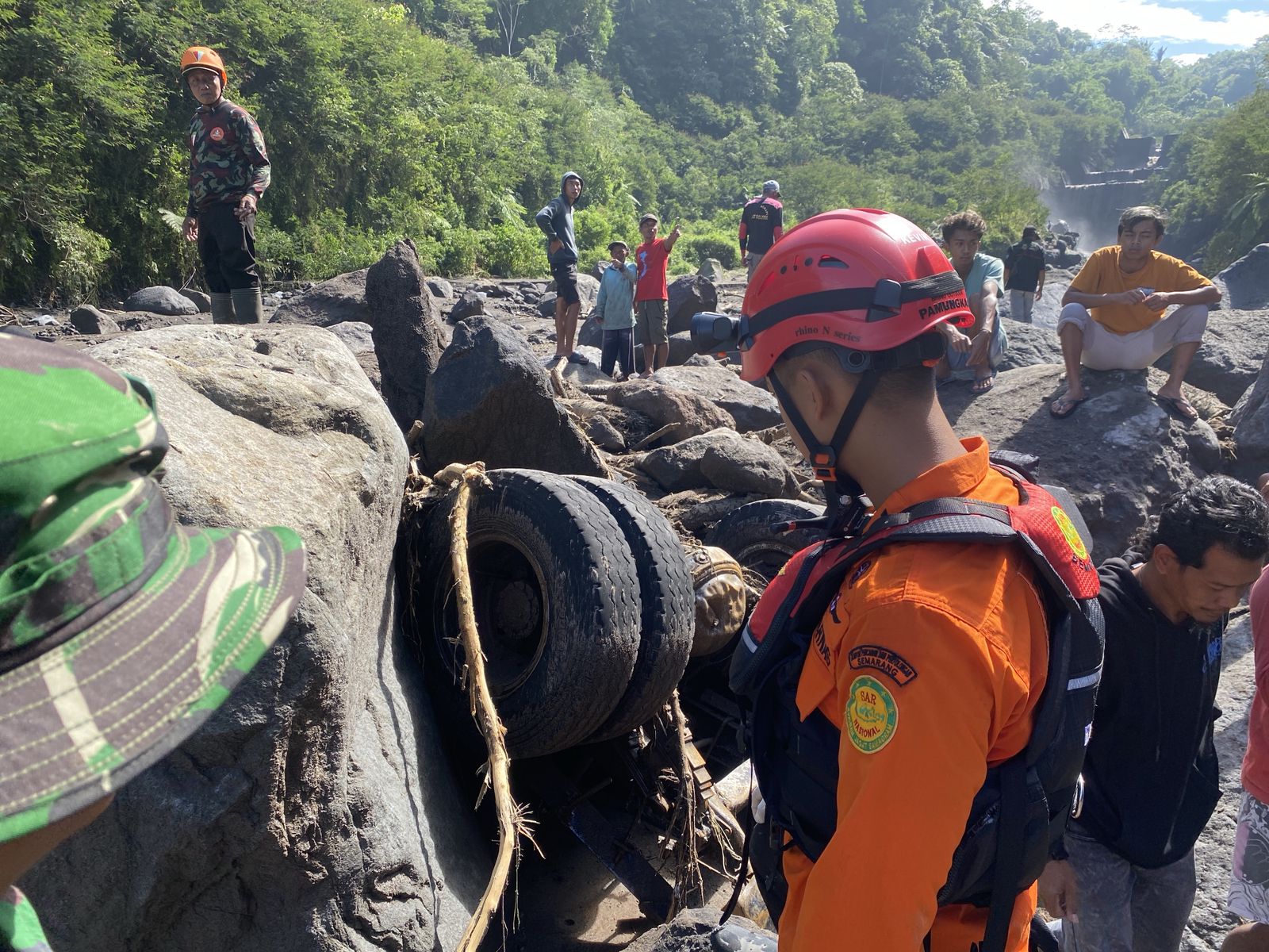 Tim SAR gabungan lakukan pencarian empat orang terseret banjir lahar dingin di sungai Senowo, Magelang, Rabu (4/3/2026). (Basarnas Semarang) 