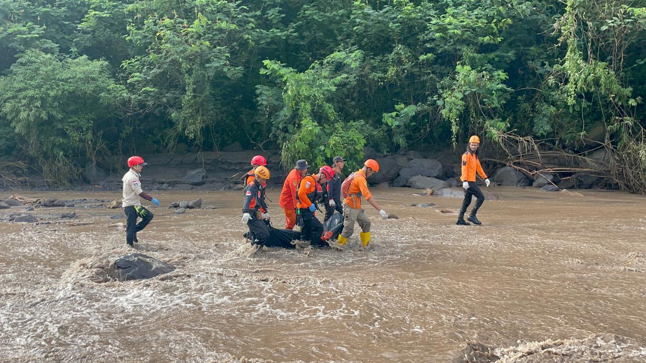 Tim SAR evakuasi jasad penambang pasir yang terseret banjir lahar dingin Gunung Merapi di Magelang, Rabu (4/4/2026). (Basarnas Semarang) 