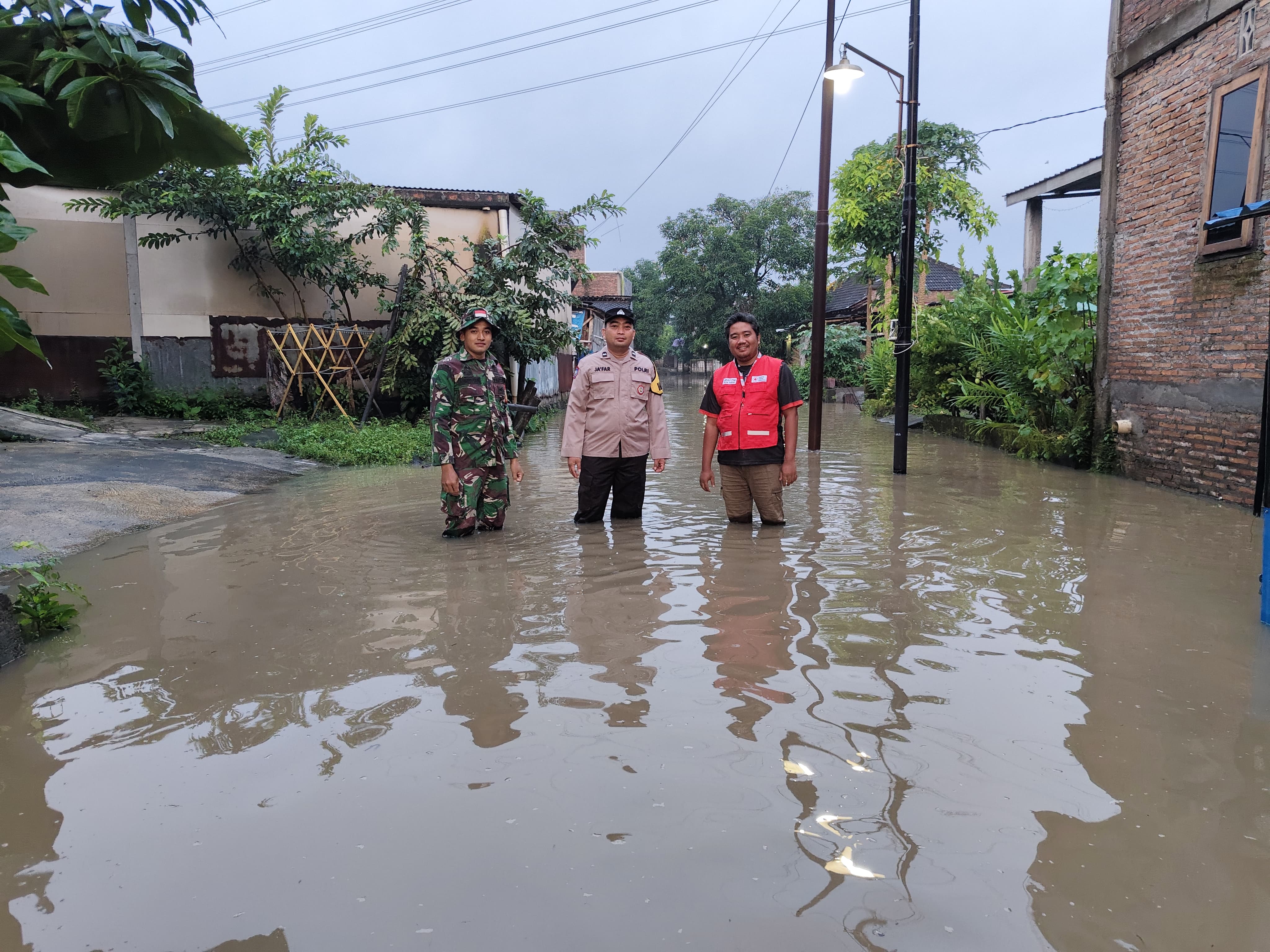 Banjir yang menggenangi Sukoharjo, Rabu (4/3), dampak dibukanya pintu spillway Waduk Gajah Mungkur Wonogiri, serta hujan deras dan angin kencang. 
