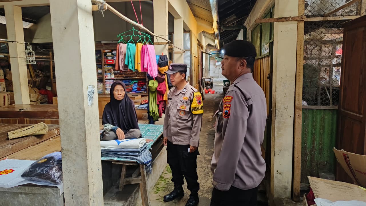 Patroli rutin jajaran Polres Sukoharjo di pasar tradisional untuk antisipasi kejahatan siber dan konvensional jelang Idul Fitri 1447 Hijriah.