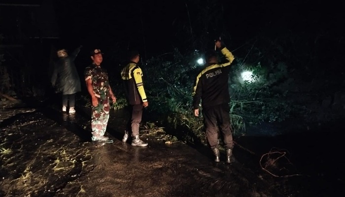 Jalan tembus Tawangmangu-Magetan tertutup longsor.