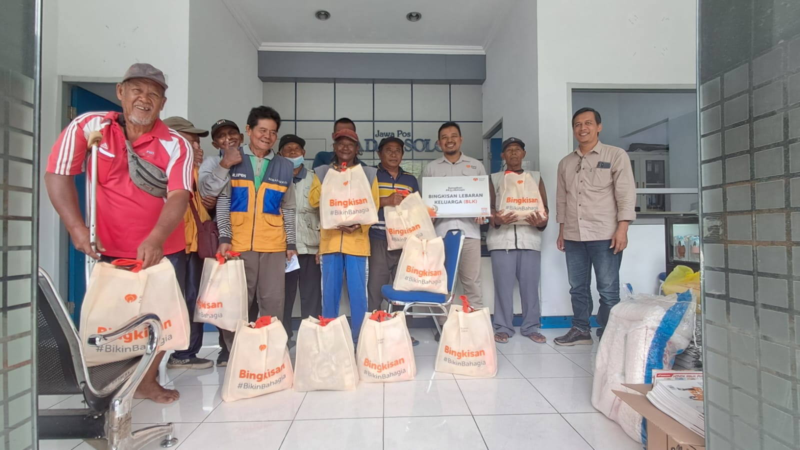 Para pengasong penerima manfaat program Bingkisan Lebaran Keluarga, di kantor Radar Solo, Rabu (4/3). 