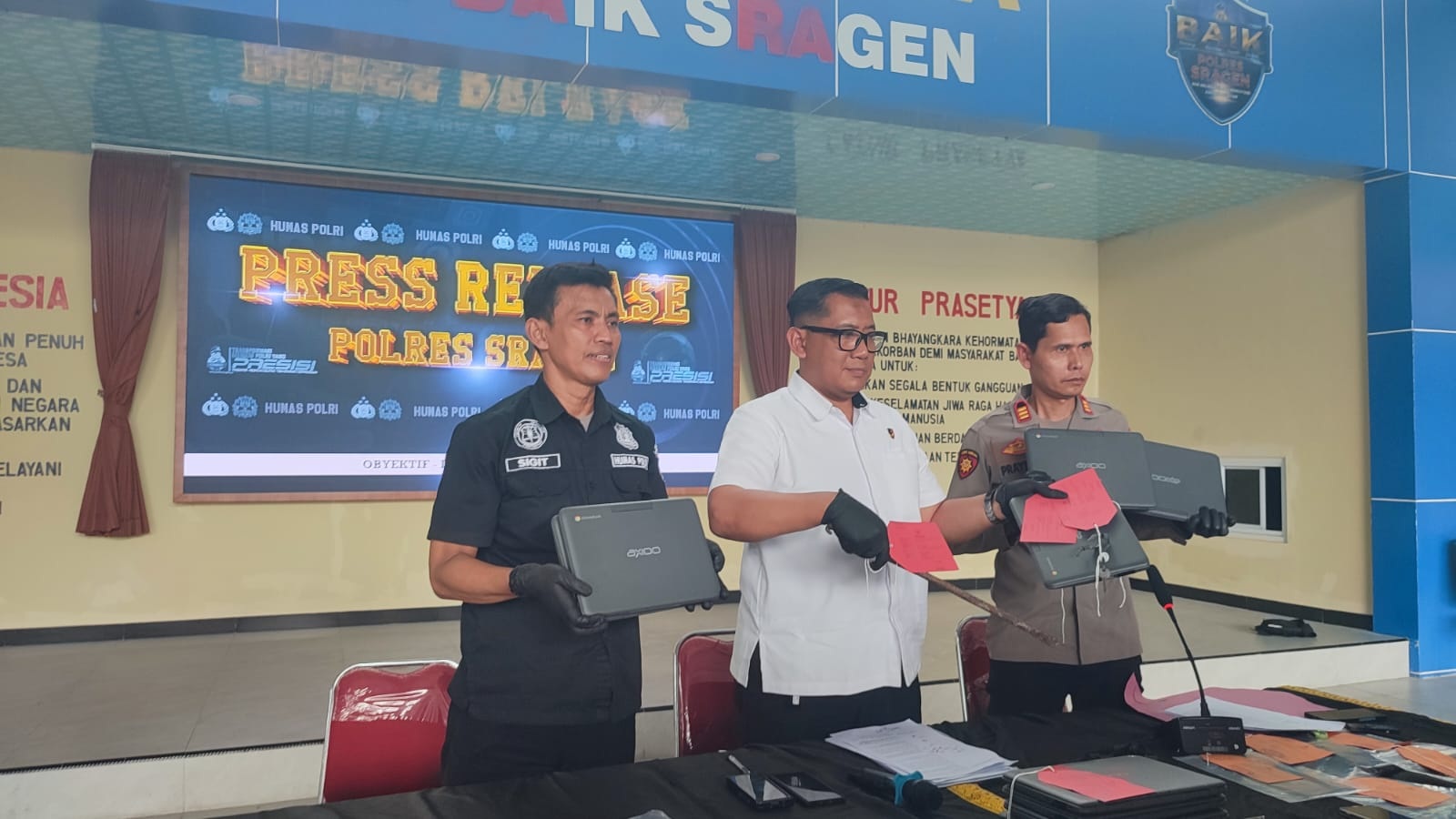 Aparat Polres Sragen menunjukkan barang bukti chromebook yang dicuri pasangan asal Ngembatpadas, Gemolong. (Ahmad Khairudin/Radar Solo)