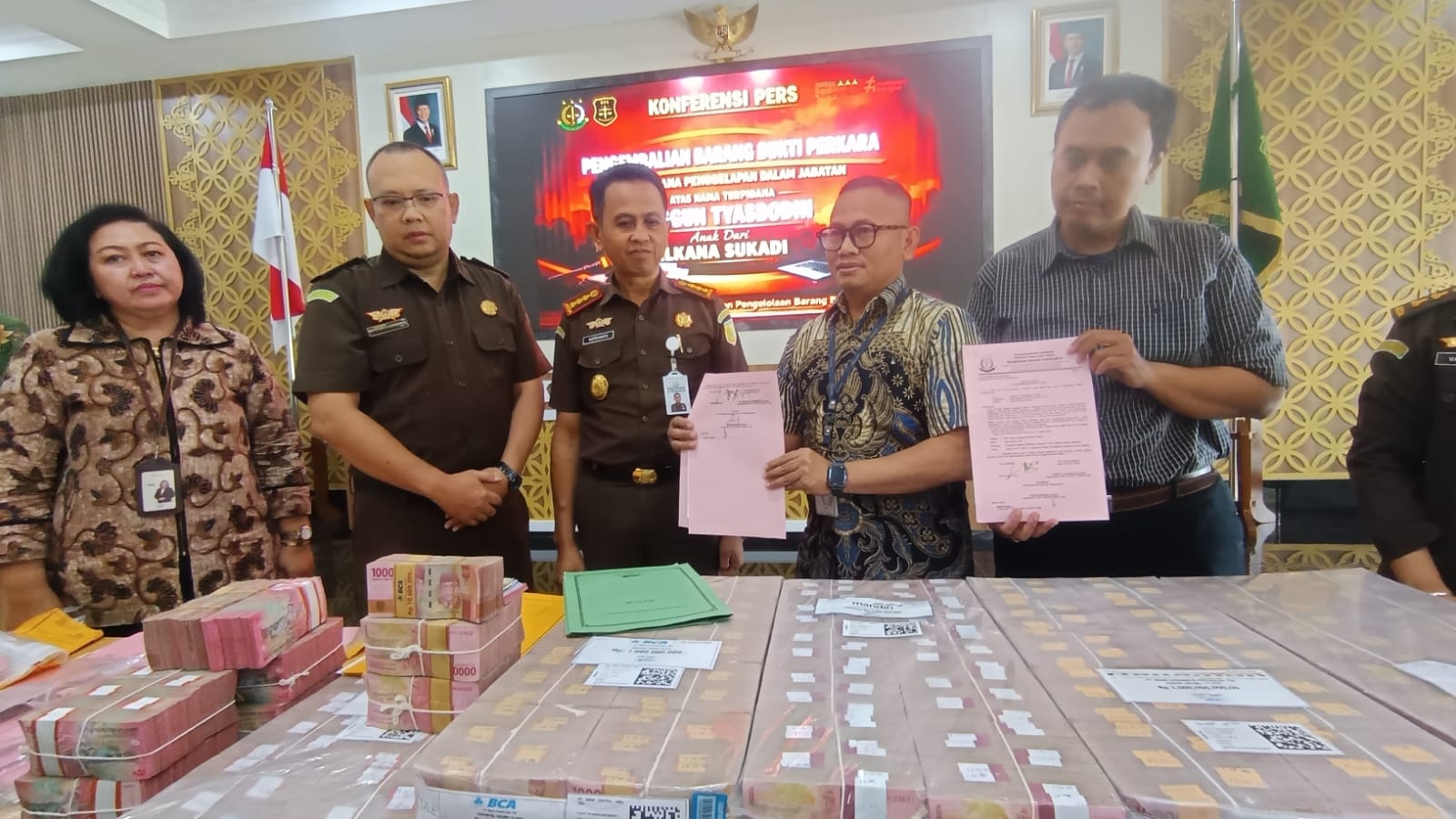 Kejari serahkan barang bukti dalam kasus penggelapan oknum pejabat Bank Jateng Wonogiri. (A Christian/Radar Solo)