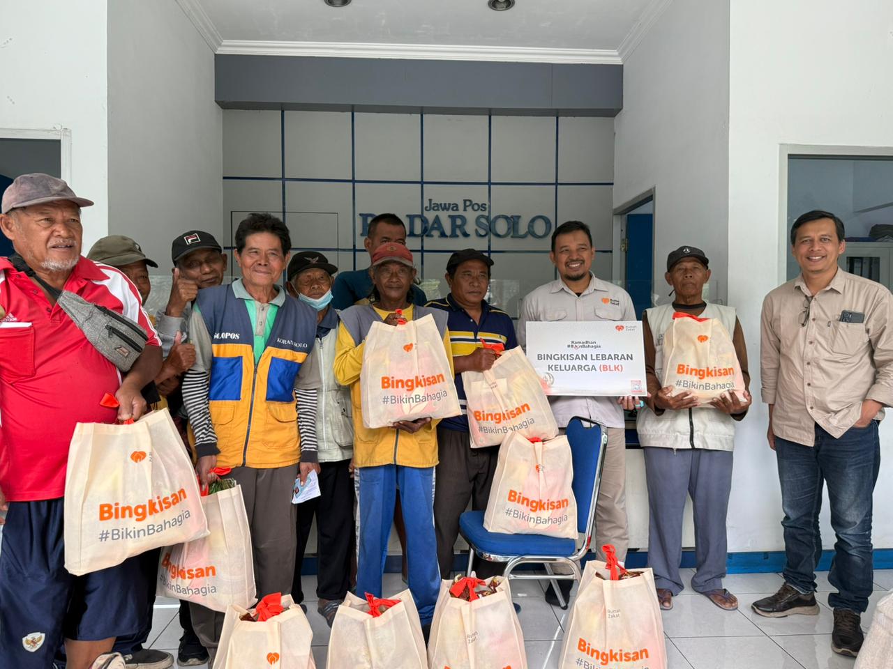 Rumah Zakat Solo membagikan  bingkisan Ramadhan kepada loper dan pengasong koran Radar Solo.