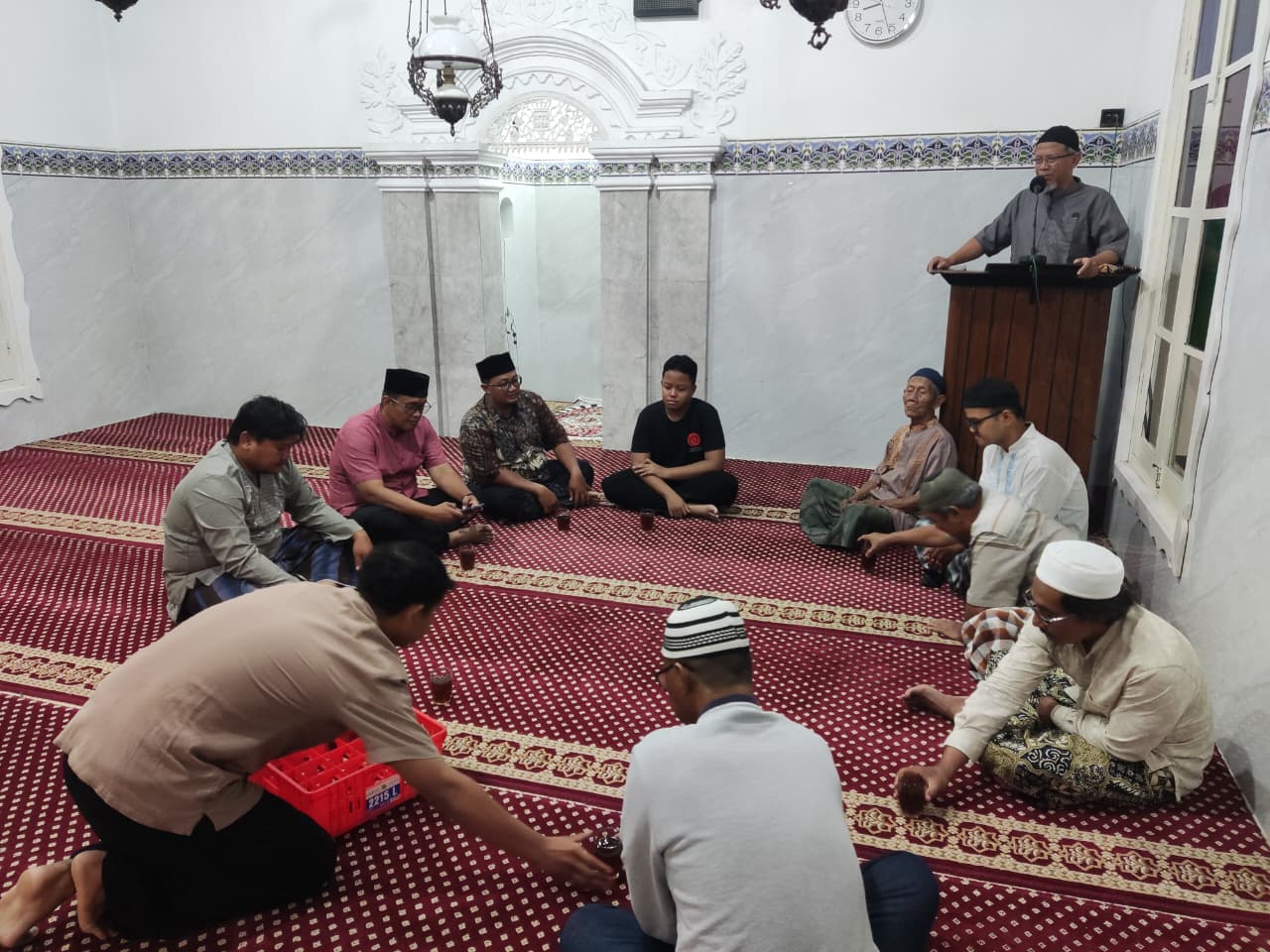 Suasana di dalam Masjid Gambuhan yang berada di Kampung Gambuhan, Baluwarti.