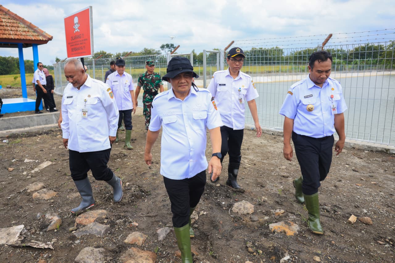 Gubernur Jateng Ahmad Luthfi meresmikan embung di Guworejo, Karangmalang, Sragen, Rabu (4/3/2026). (Humas Pemprov Jateng)