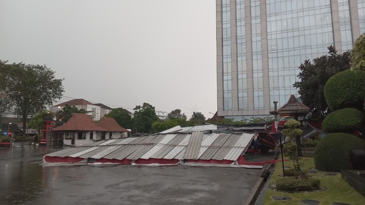 Tenda event Nuzulul Quran di kompleks kantor Pemkab Sukoharjo ambruk diterjang angin kencang, Rabu sore (4/3).