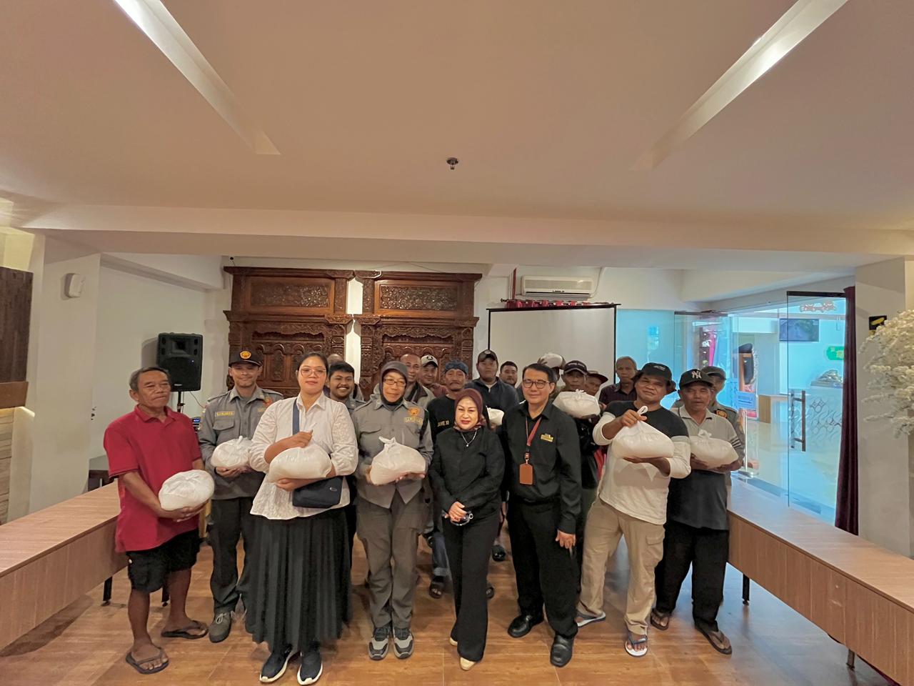 Grand HAP Hotel Solo bagikan paket sembako kepada linmas dan tukang becak di lingkungan hotel, yaitu di Kelurahan Purwosari.