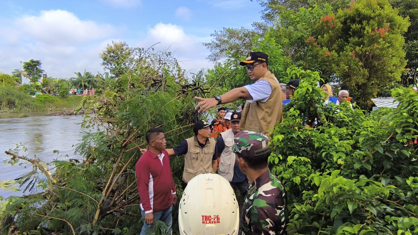 Bupati Klaten Hamenang Wajar Ismoyo meninjau tanggul sungai yang jebol penyebab banjir di Kecamatan Cawas.