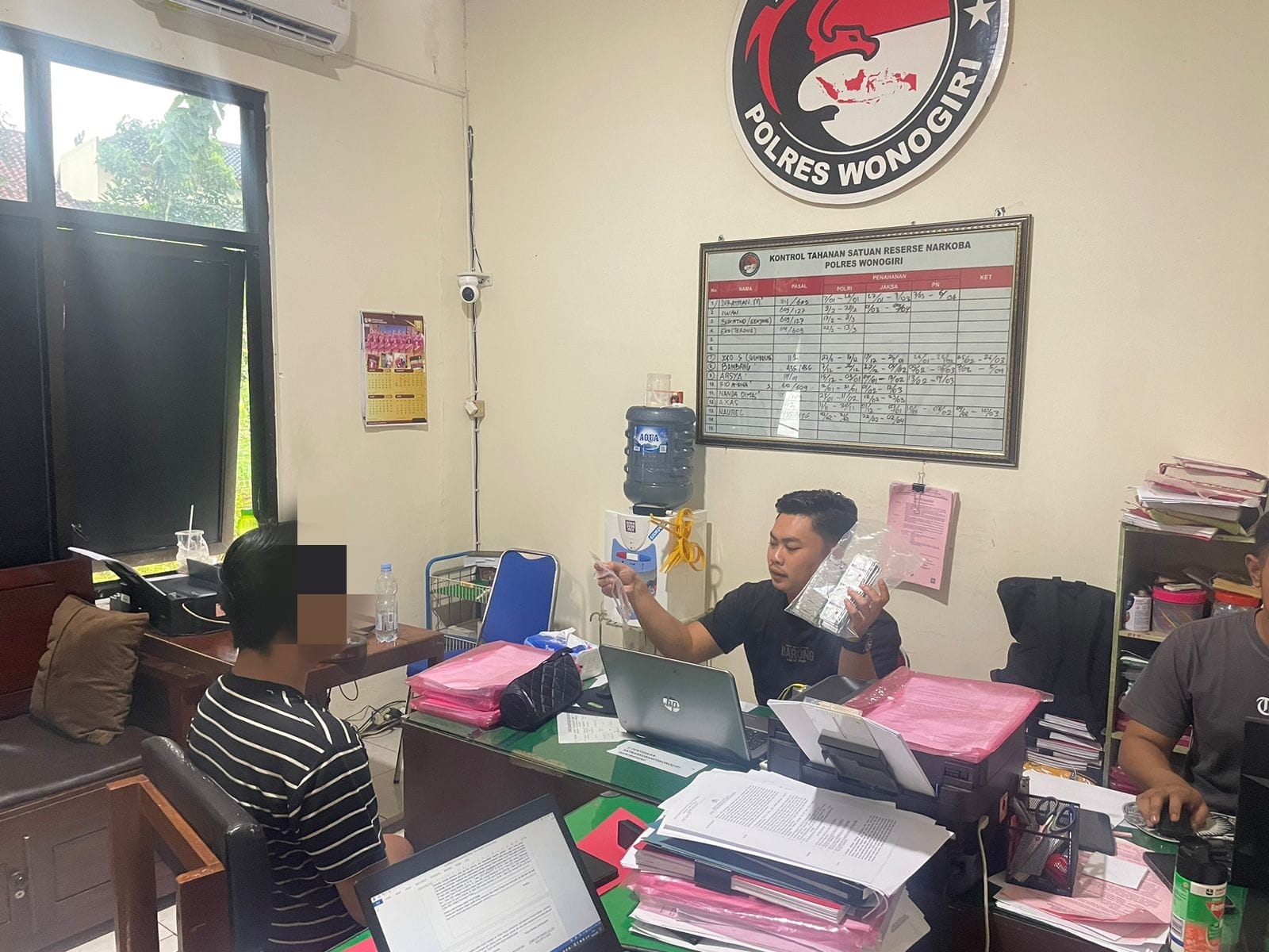 Anggota Satresnarkoba Polres Wonogiri periksa pelaku peredaran narkotika.