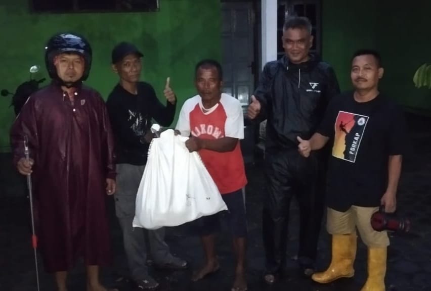 Evakuasi ular sanca di permukiman warga Prambanan, Klaten, Selasa (3/3/2026).