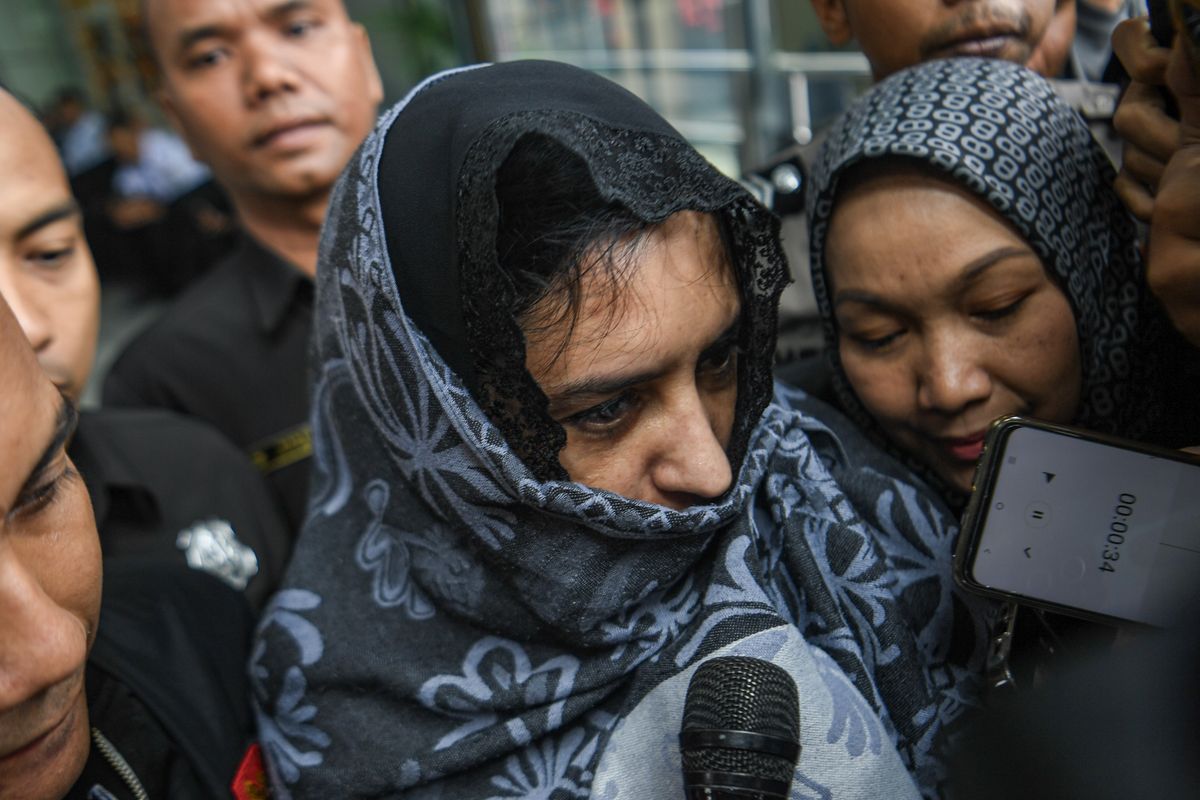 Kasus Korupsi Fadia Arafiq bikin Jejak Digital Disorot, termasuk Cara Balas Komentar di Media Sosial yang viral.