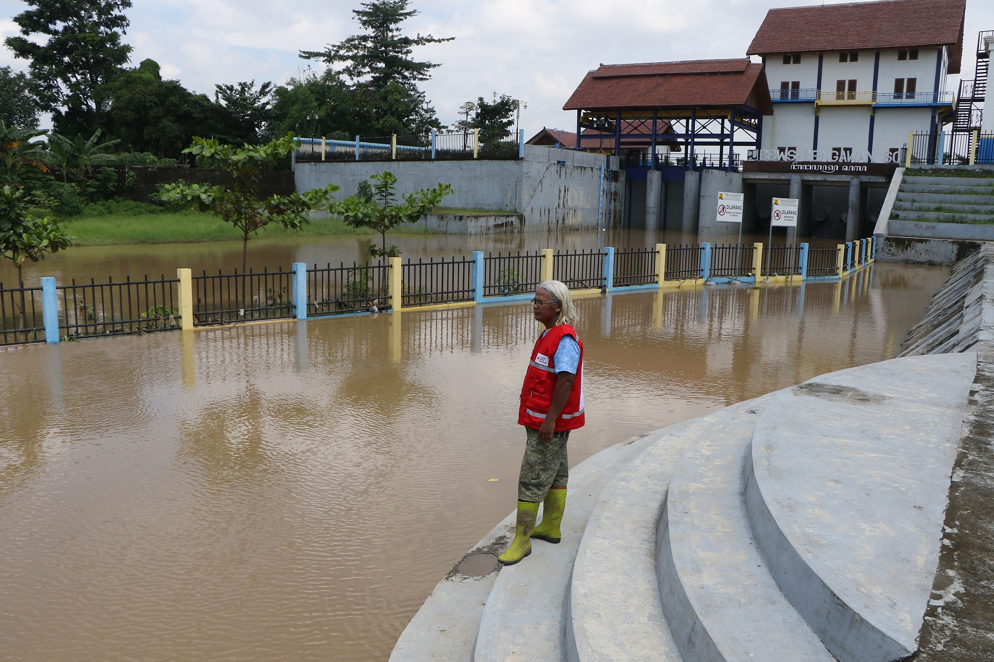 Air di Pintu Air Demangan Semanggi  mulai tinggi karena tak bisa mengalir ke Bengawan Solo. (Arief Budiman/Radar Solo)