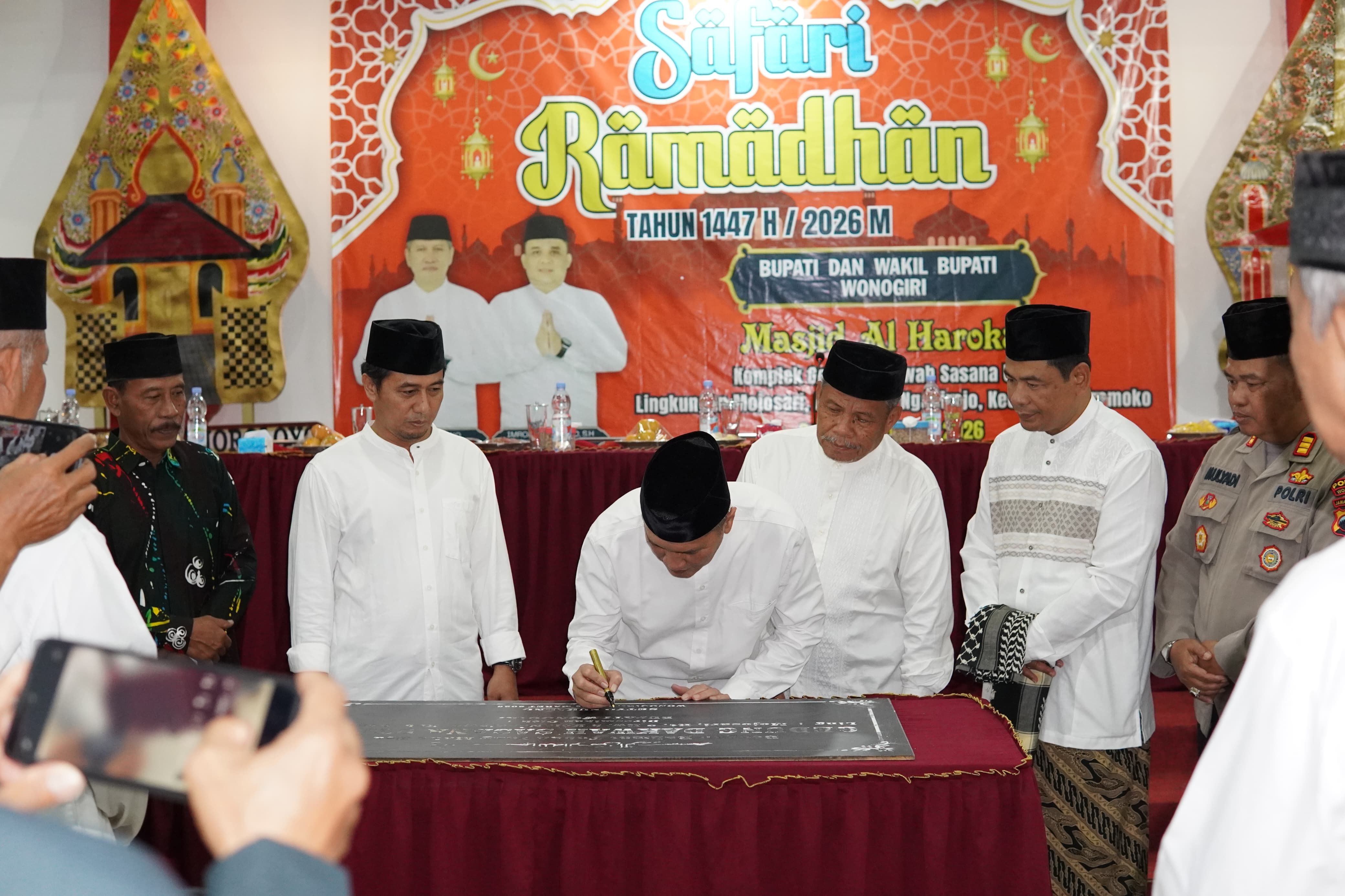 Bupati Wonogiri Setyo Sukarno resmikan aula di kompleka Masjid Al-Harokat, Kelurahan Ngadirejo, Kecamatan Eromoko.