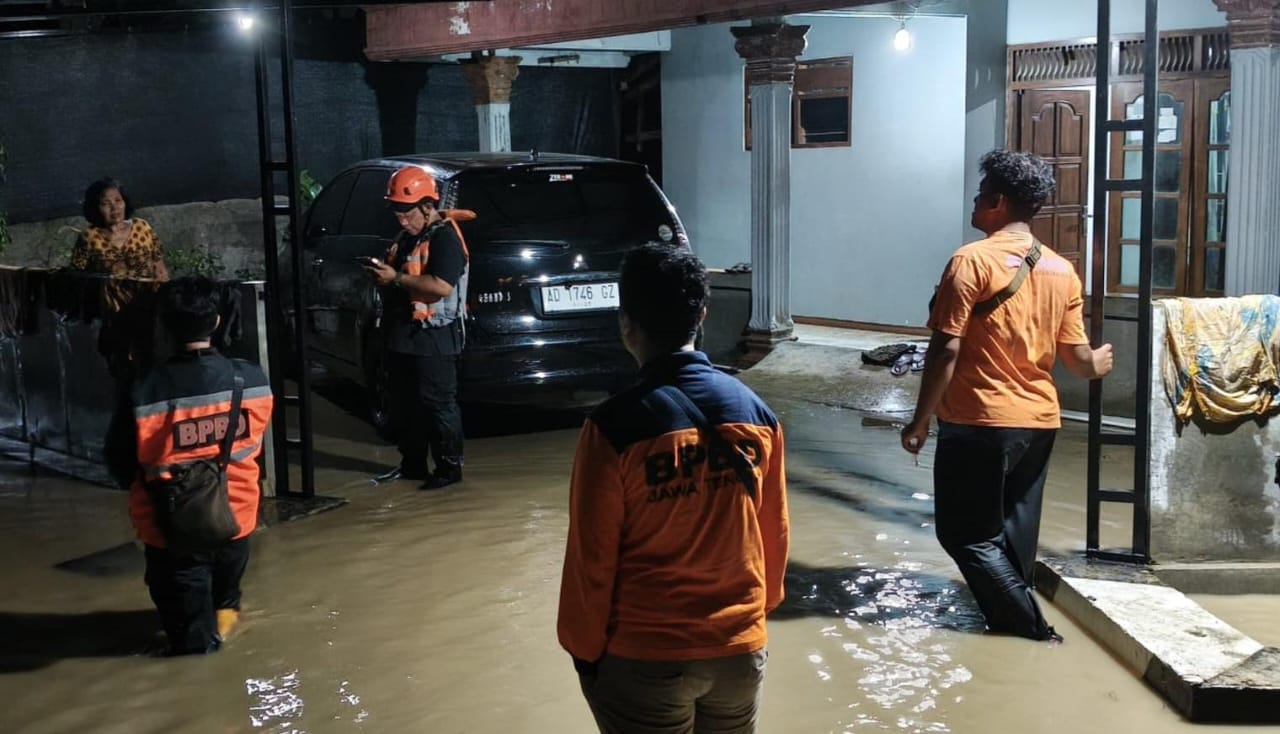 Banjir luapan daerah aliran sungai Bengawan Solo di Kecamatan Plupuh, Sragen, Rabu (4/4/2026). (Ahmad Khairudin/Radar Solo) 