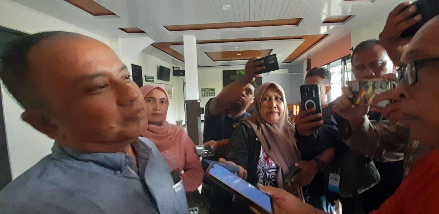 Ketua LP3HI, Arif Sahudi usai sidang praperadilan kasus korupsi pembangunan Masjid Agung Madaniyah. (Rudi Hartono/Radar Solo) 