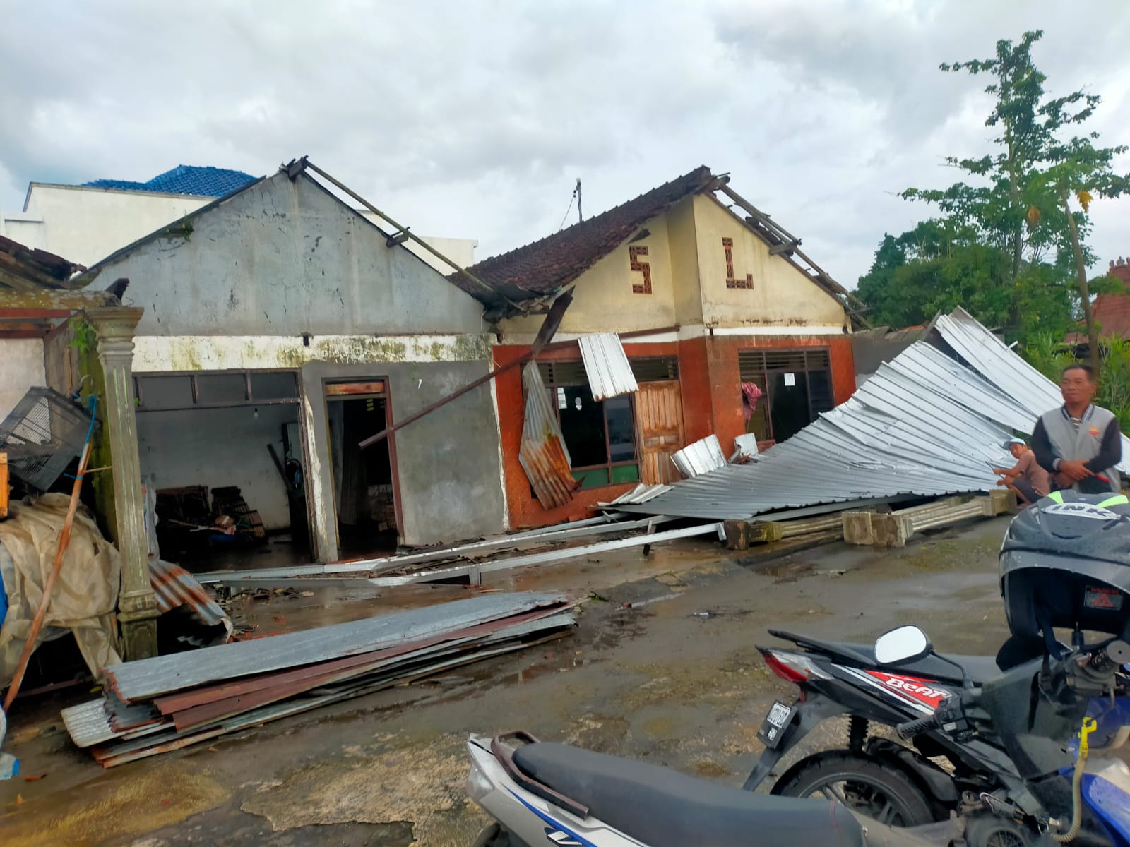 Puluhan rumah di dua desa Kecamatan Manisrenggo, Klaten terdampak angin kencang sehingga mengalami kerusakan  