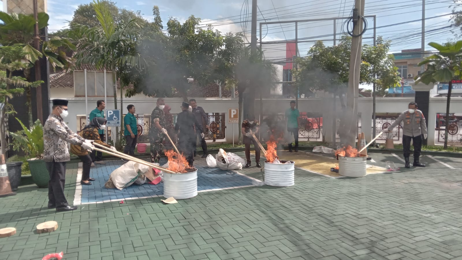 Pemusnahan barang bukti puluhan perkara tindak pidana yang telah memiliki kekuatan hukum tetap (inkracht) di kantor Kejari Sukoharjo, Kamis (5/3).